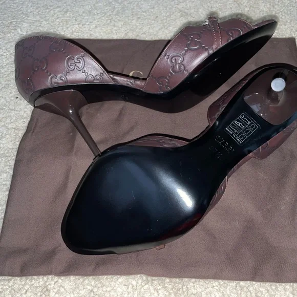BRAND NEW GUCCI HEELS (NEVER WORN)